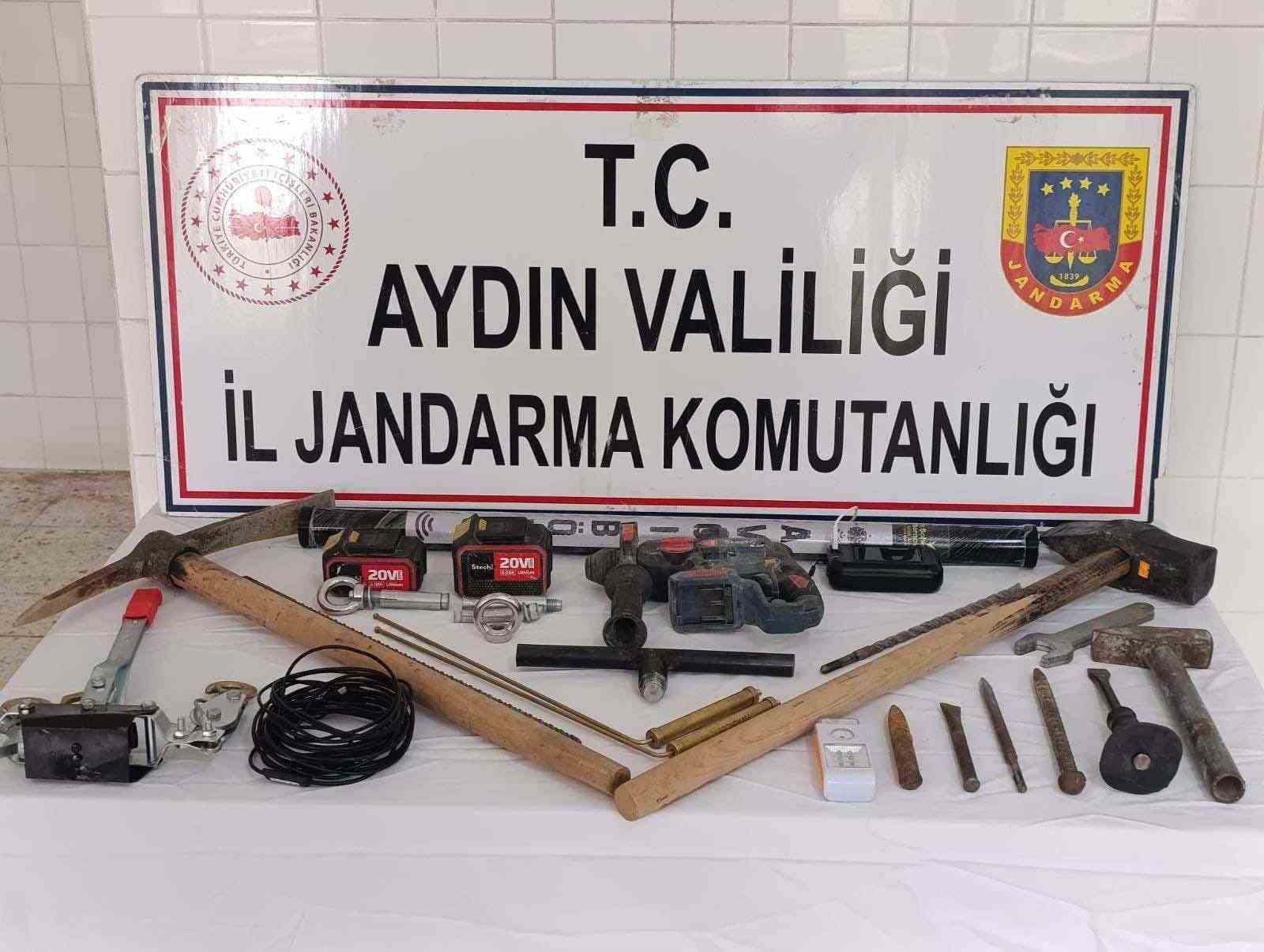 Çine’de kaçak kazıya jandarmadan suçüstü operasyonu: 3 gözaltı
