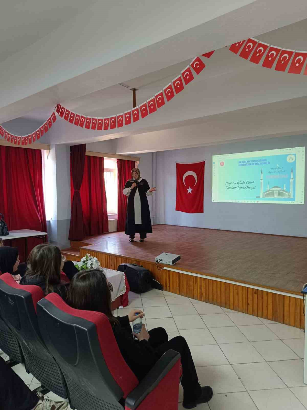 Çine’de öğrencilere cami ve hayat temalı konferans verildi
