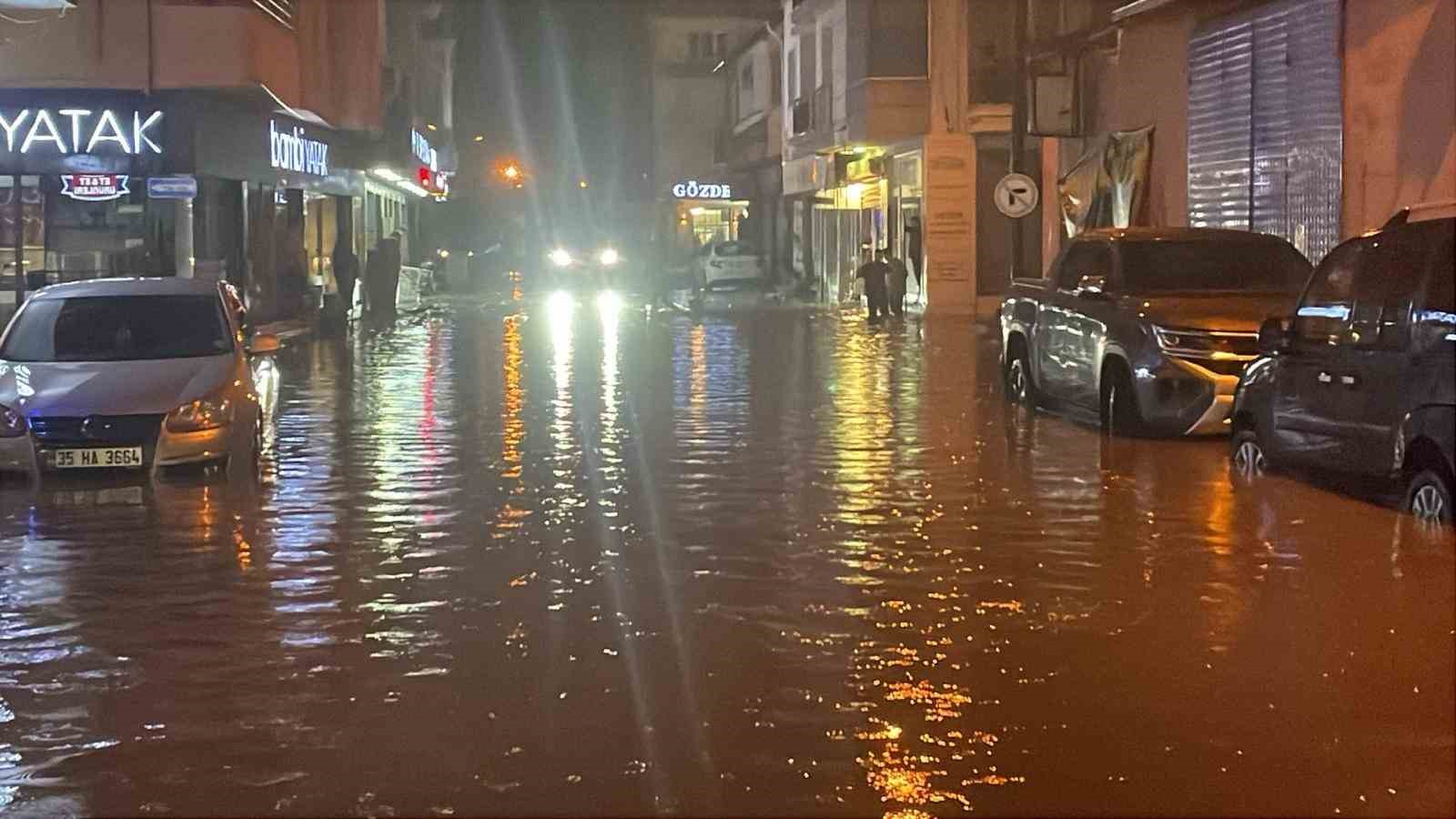 Çine’de sağanak etkili oldu, yollar göle döndü
