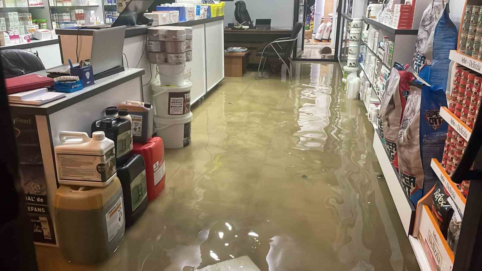 Çine’de sağanak etkili oldu, yollar göle döndü
