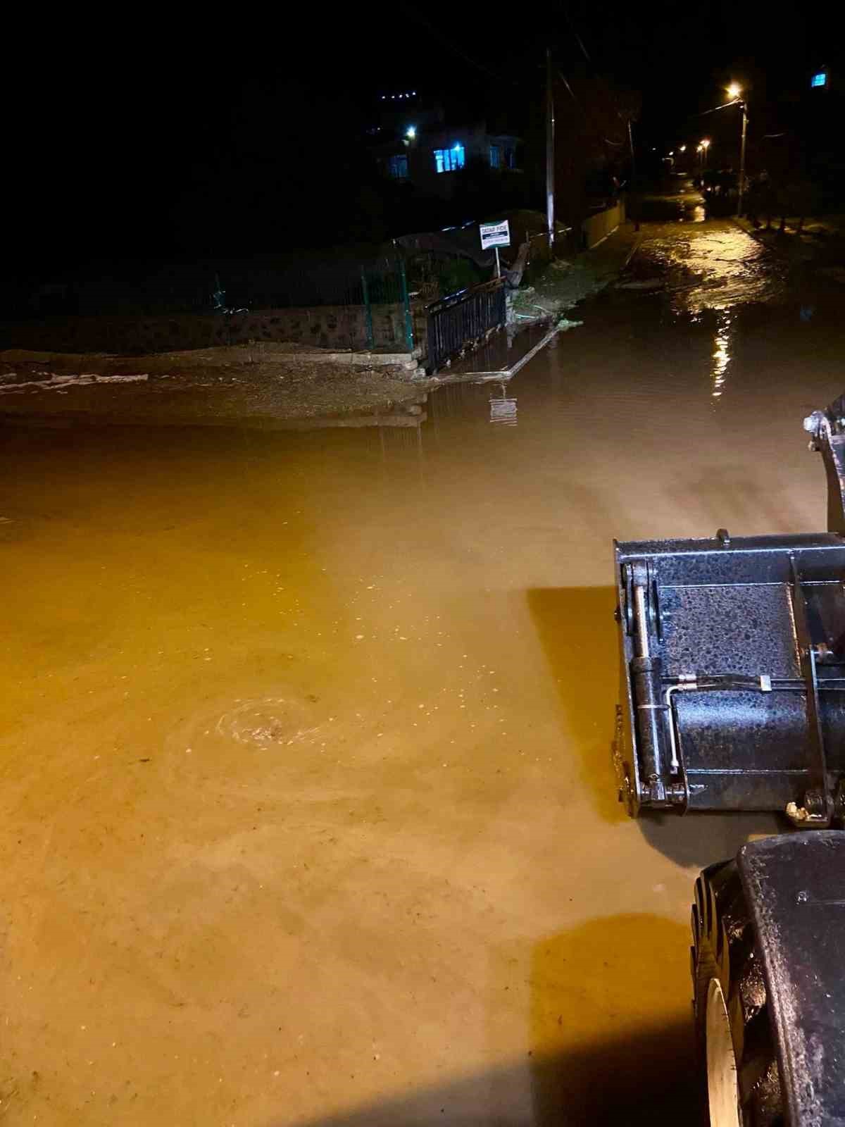 Çine’de sağanak etkili oldu, yollar göle döndü

