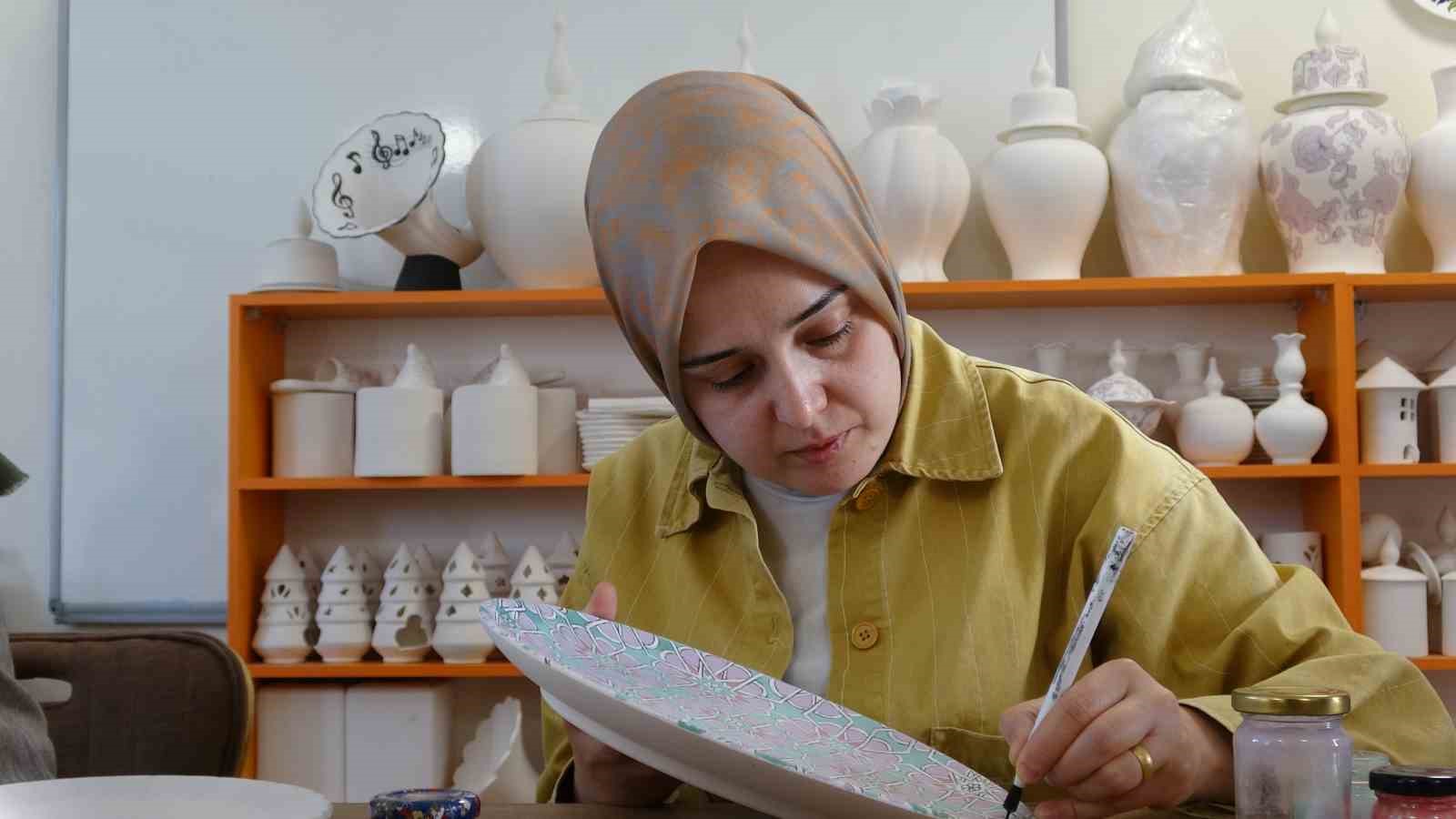 Çini, kadınların ellerinde hayat buluyor
