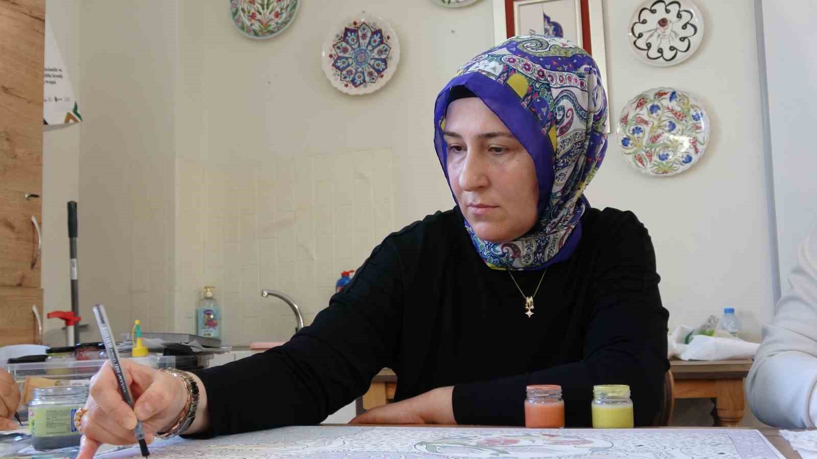 Çini, kadınların ellerinde hayat buluyor
