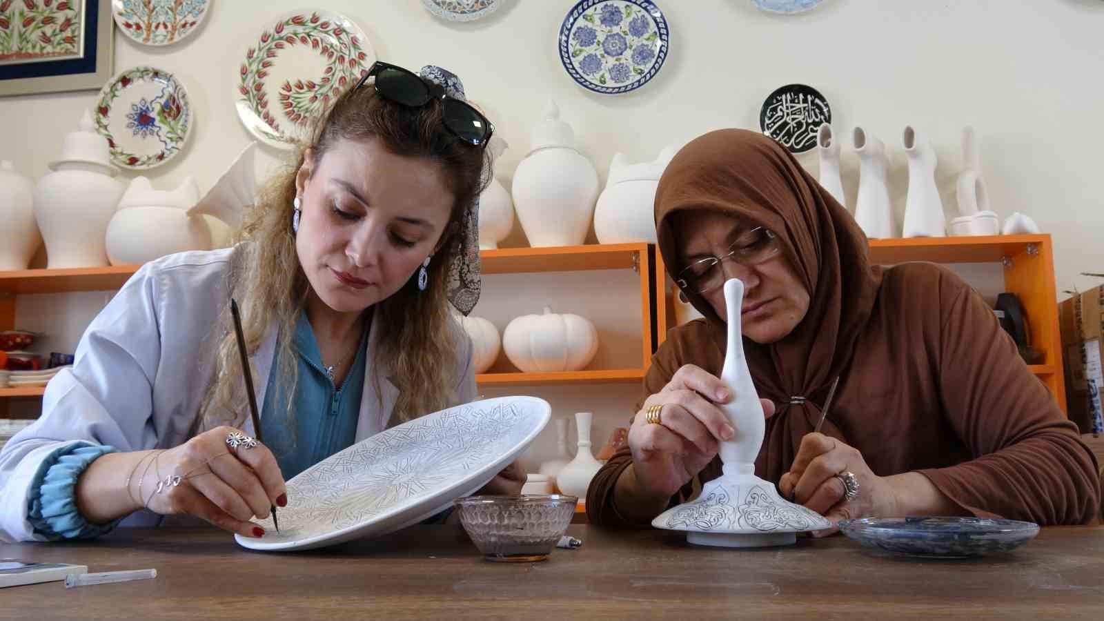 Çini, kadınların ellerinde hayat buluyor
