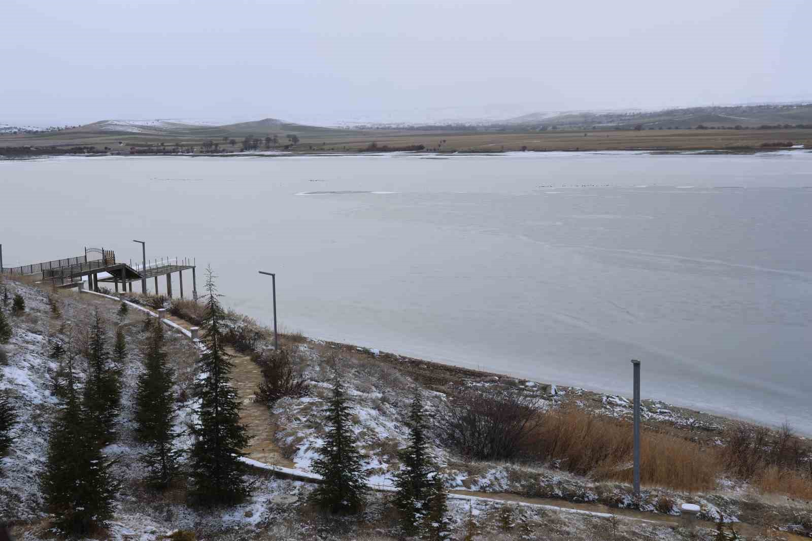 Cip Baraj Gölü buz tuttu
