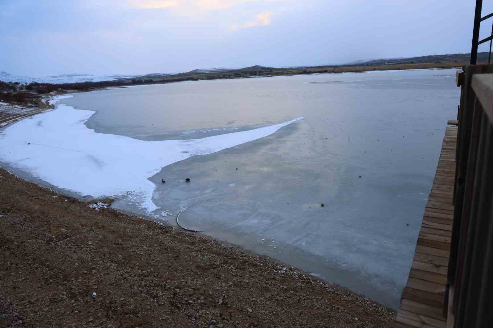 Cip Baraj Gölü buz tuttu
