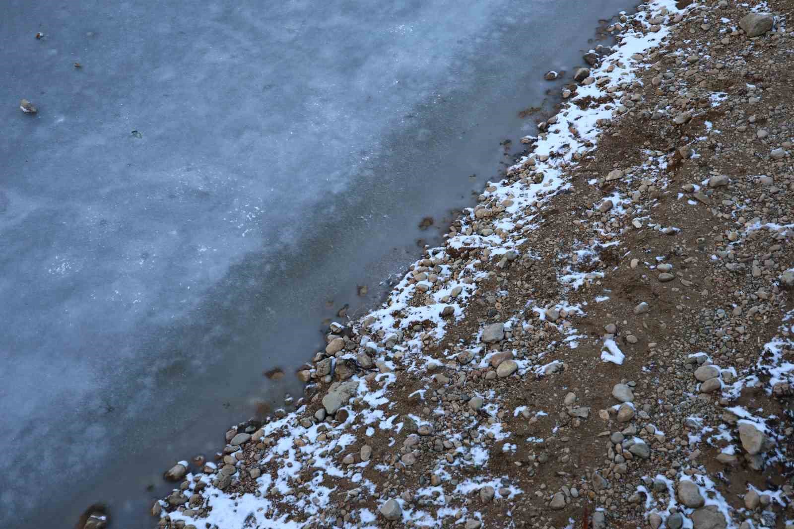 Cip Baraj Gölü buz tuttu
