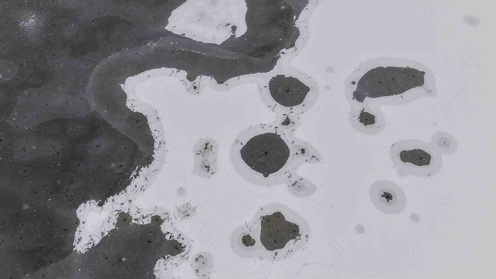 Cip Baraj Gölü buz tuttu
