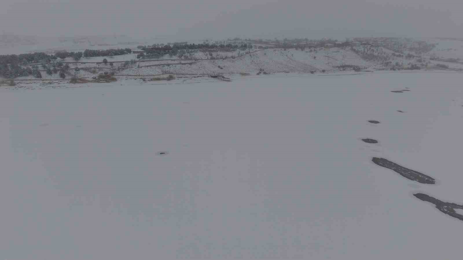 Cip Baraj Gölü buz tuttu
