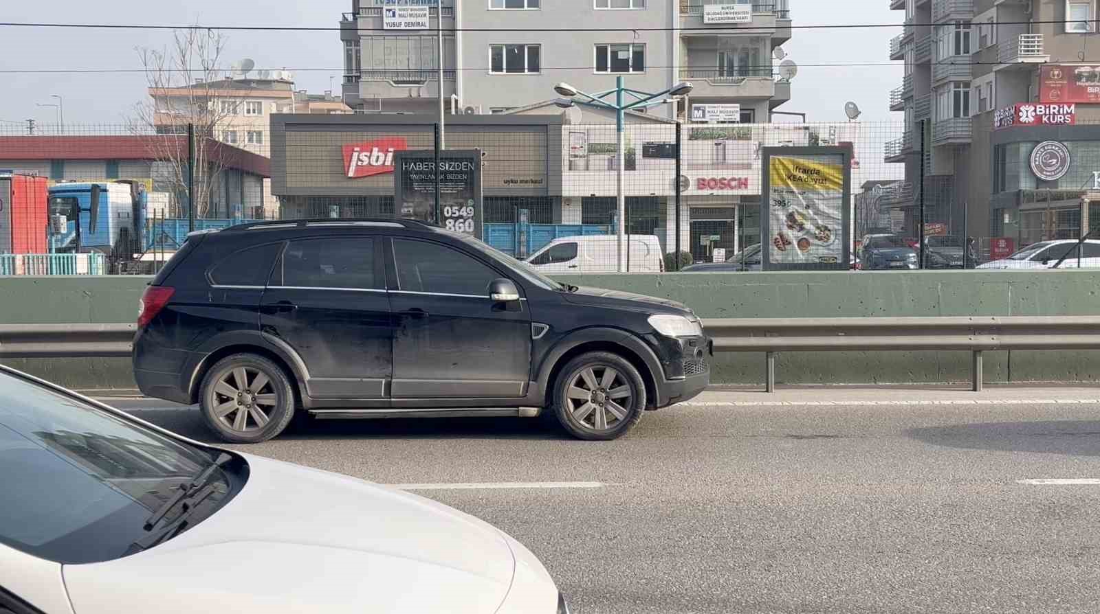 Cipi oto yolun sol şeridine kilitleyip gitti
