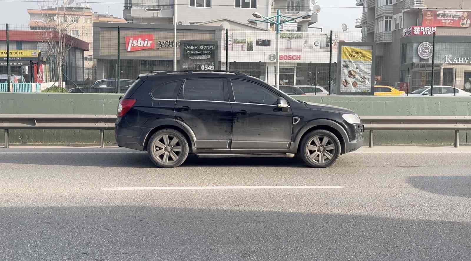 Cipi oto yolun sol şeridine kilitleyip gitti
