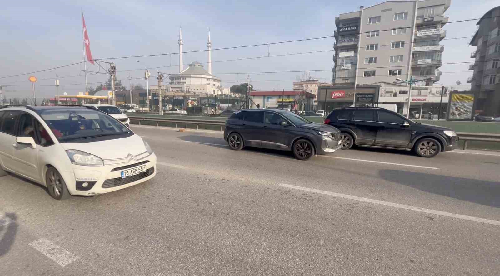 Cipi oto yolun sol şeridine kilitleyip gitti
