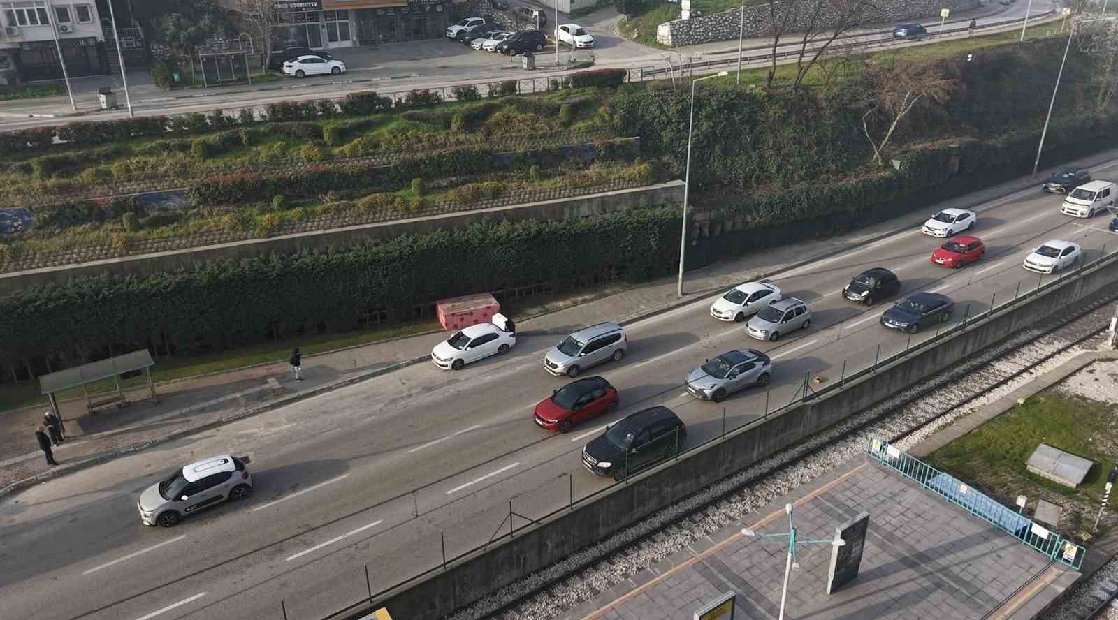 Cipi oto yolun sol şeridine kilitleyip gitti
