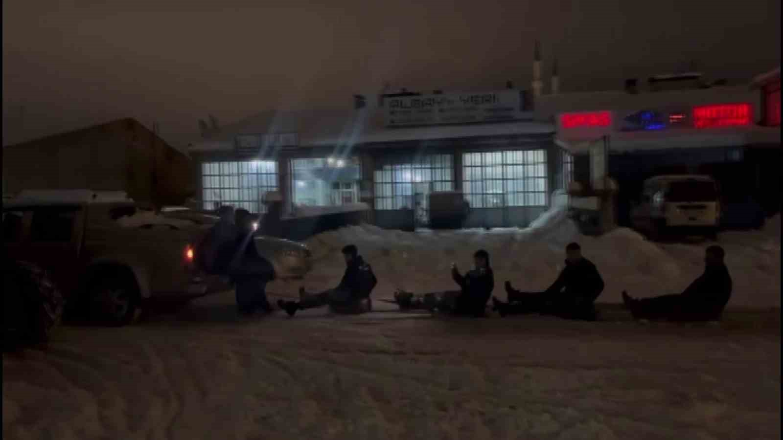 Çıraklarının isteğini geri çevirmeyen usta, karda eğlenceye ortak oldu
