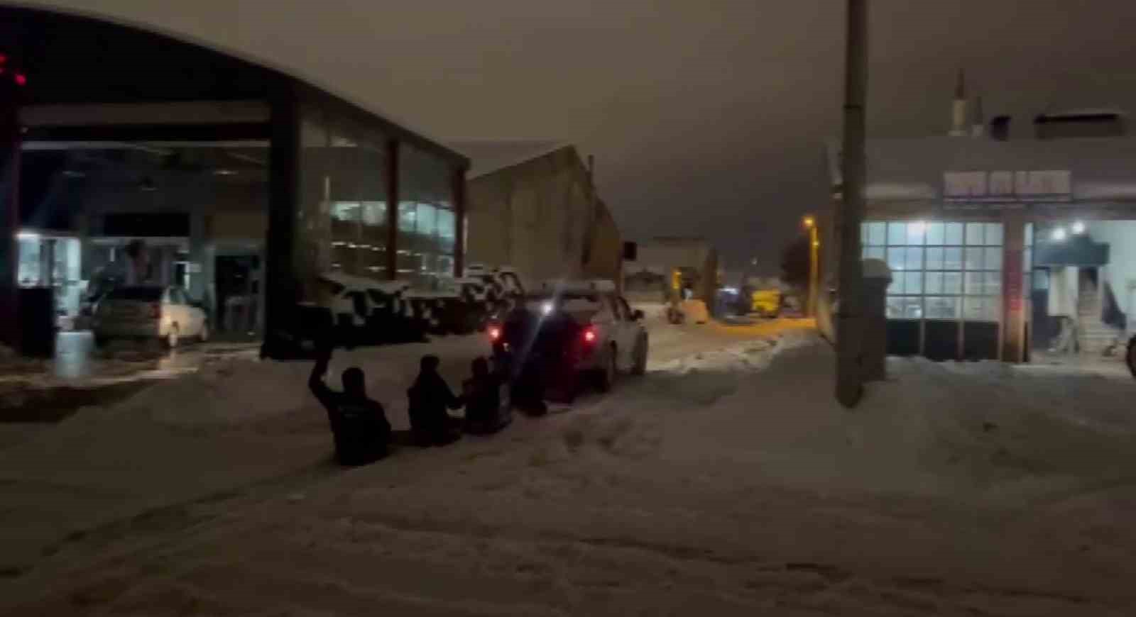 Çıraklarının isteğini geri çevirmeyen usta, karda eğlenceye ortak oldu
