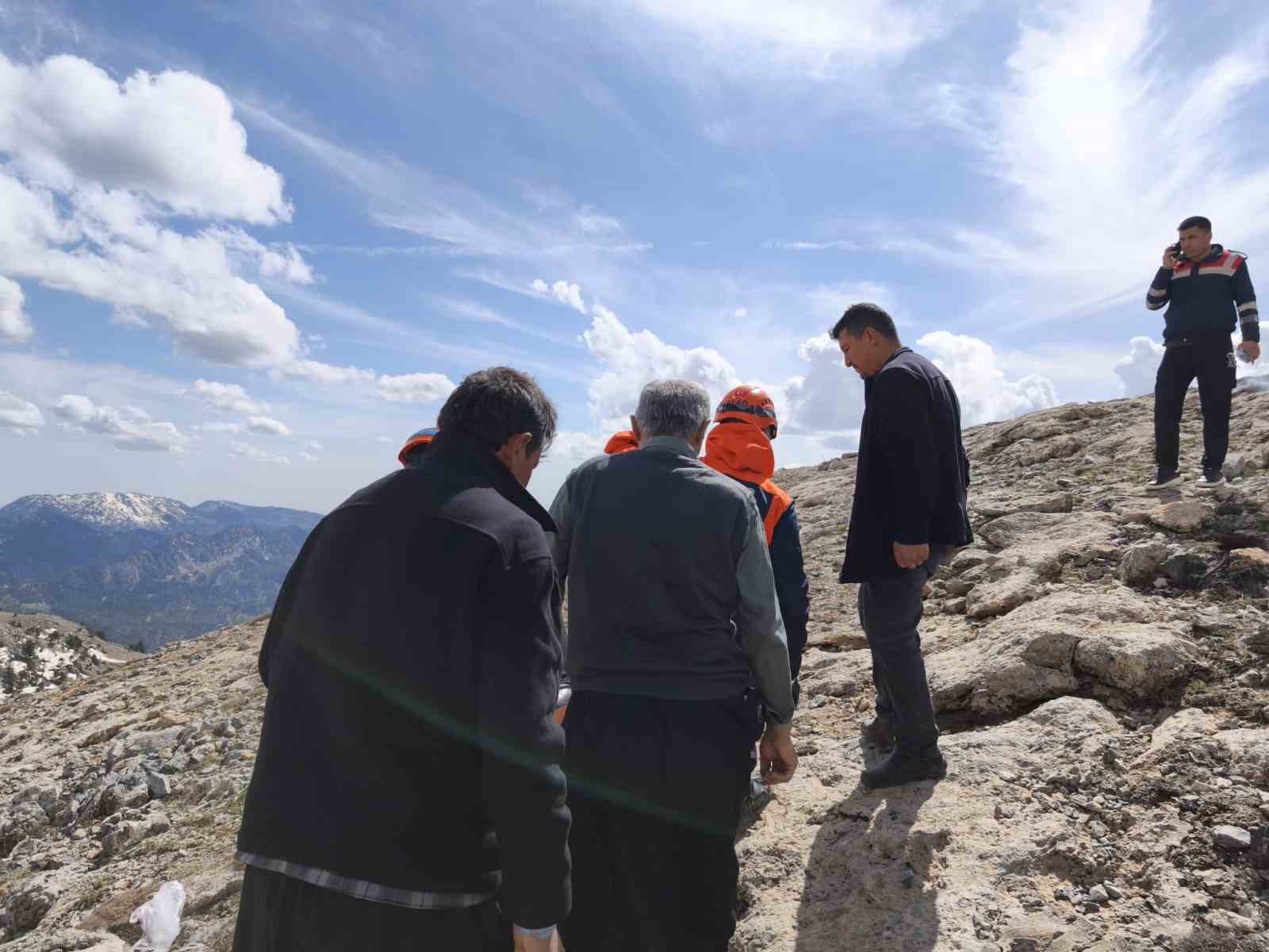 Çiriş bitkisi toplamak için gittiği dağlık alanda hayatını kaybetti
