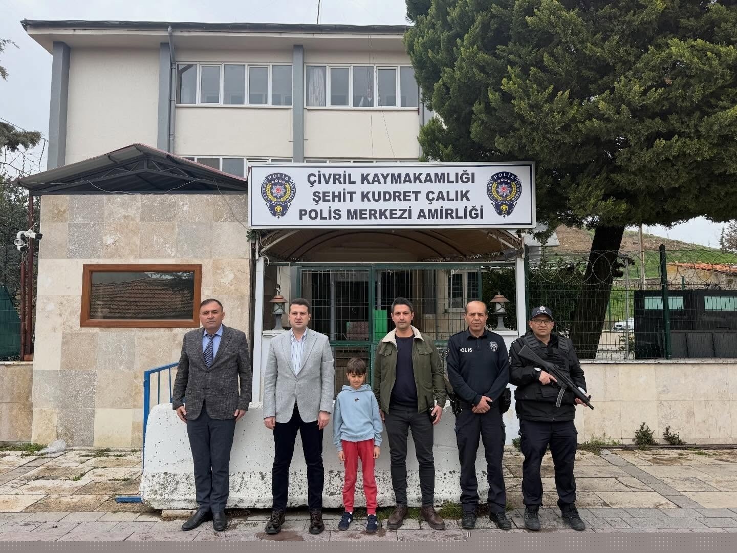 Çivril protokolü bayramda vatandaşlar ve görevi başındaki personeli yalnız bırakmadı
