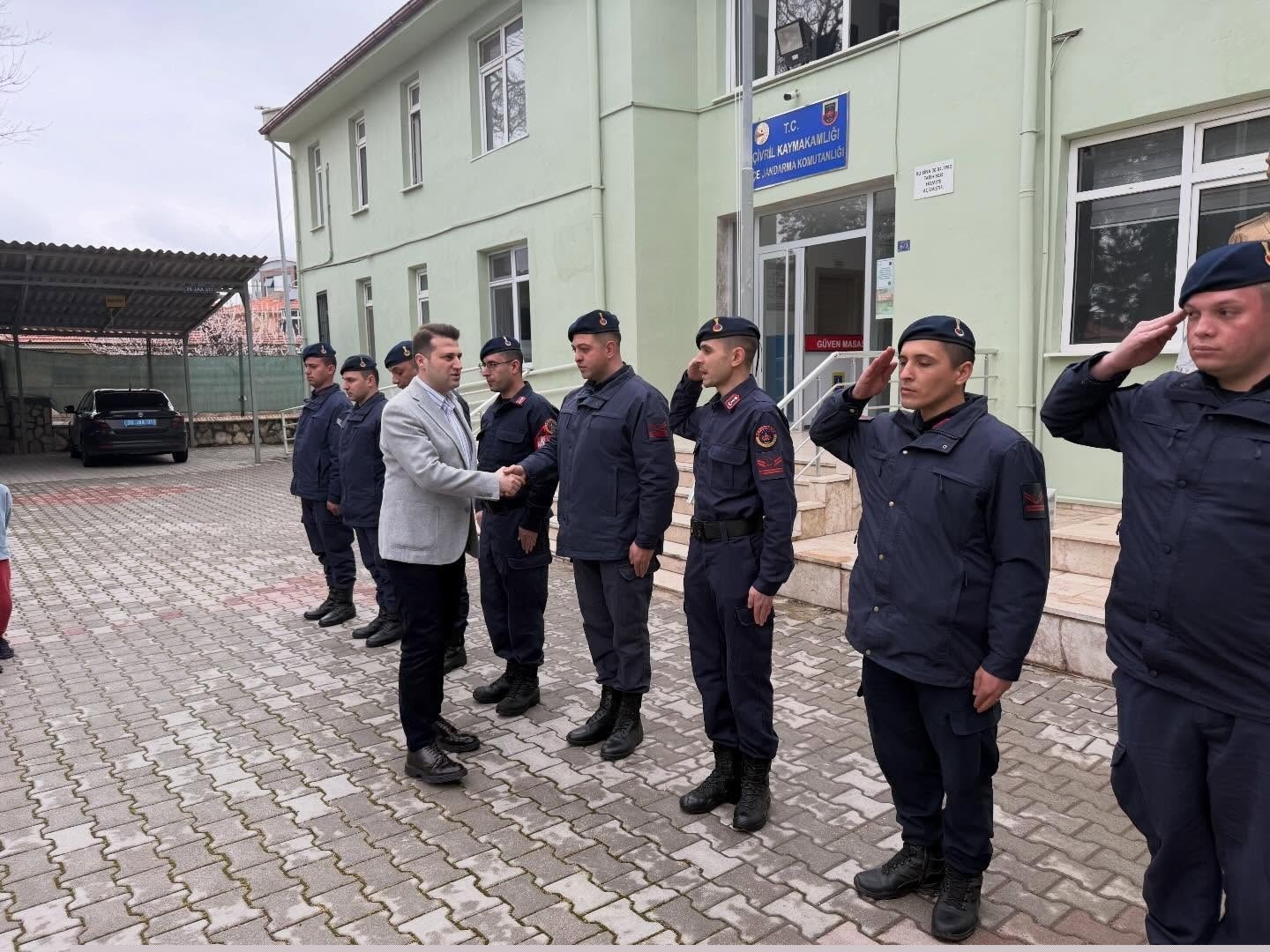 Çivril protokolü bayramda vatandaşlar ve görevi başındaki personeli yalnız bırakmadı
