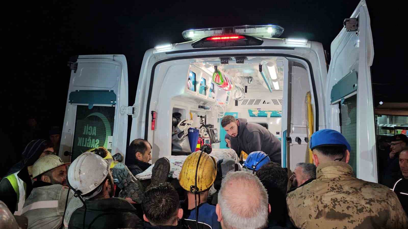 Çizmeleriyle morga kaldırılan madencinin cenazesi yürek burktu
Çizmeleriyle morga kaldırılan madencinin cenazesi yürek burktu