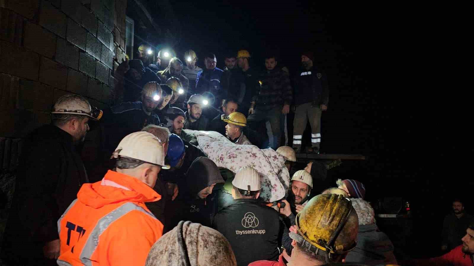 Çizmeleriyle morga kaldırılan madencinin cenazesi yürek burktu
Çizmeleriyle morga kaldırılan madencinin cenazesi yürek burktu