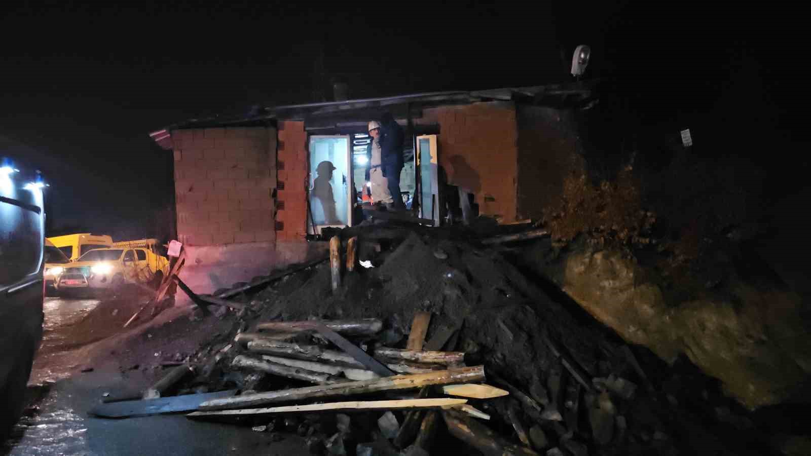 Çizmeleriyle morga kaldırılan madencinin cenazesi yürek burktu
Çizmeleriyle morga kaldırılan madencinin cenazesi yürek burktu