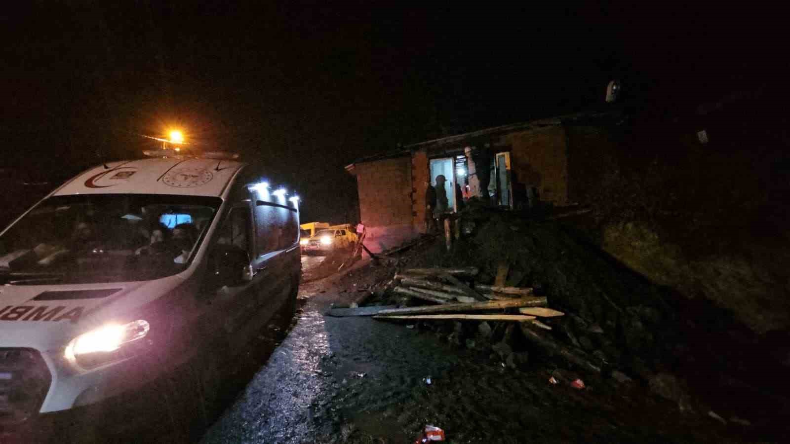 Çizmeleriyle morga kaldırılan madencinin cenazesi yürek burktu
Çizmeleriyle morga kaldırılan madencinin cenazesi yürek burktu