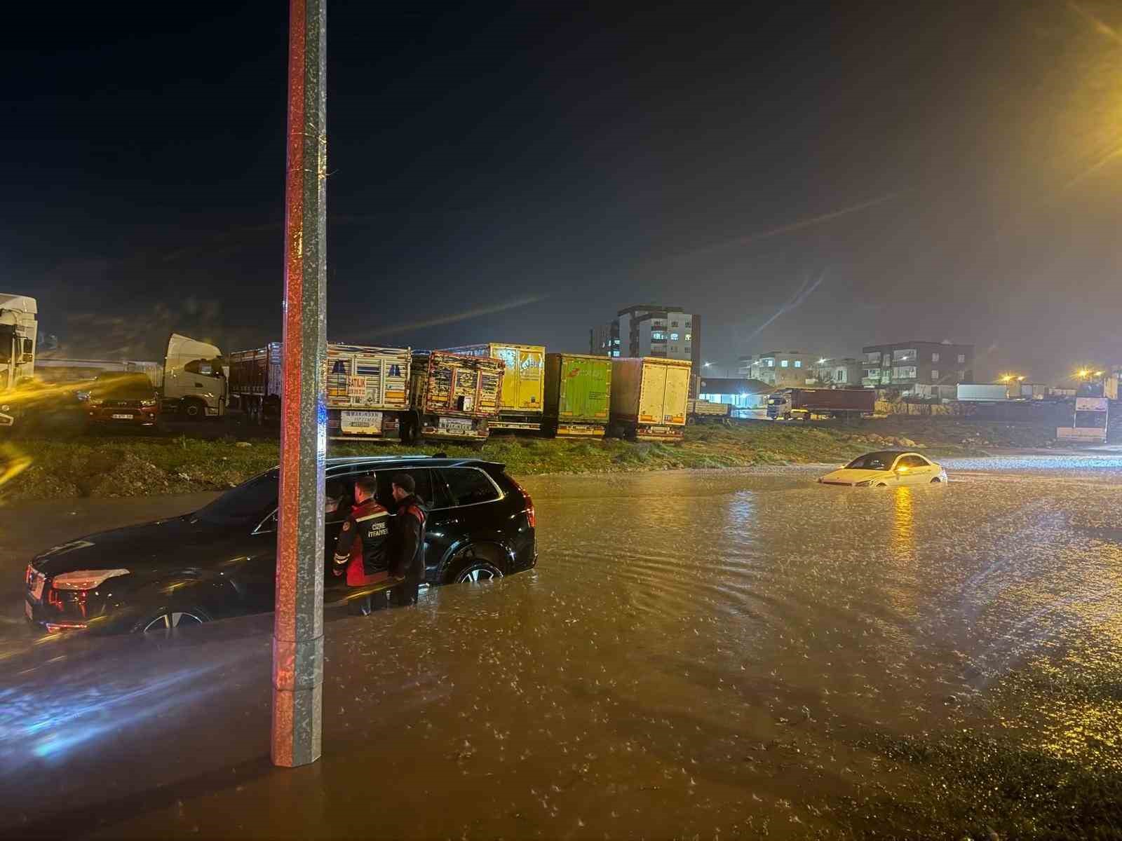 Cizre’de araçlarda mahsur kalan 3 kişiyi itfaiye ekipleri kurtardı
