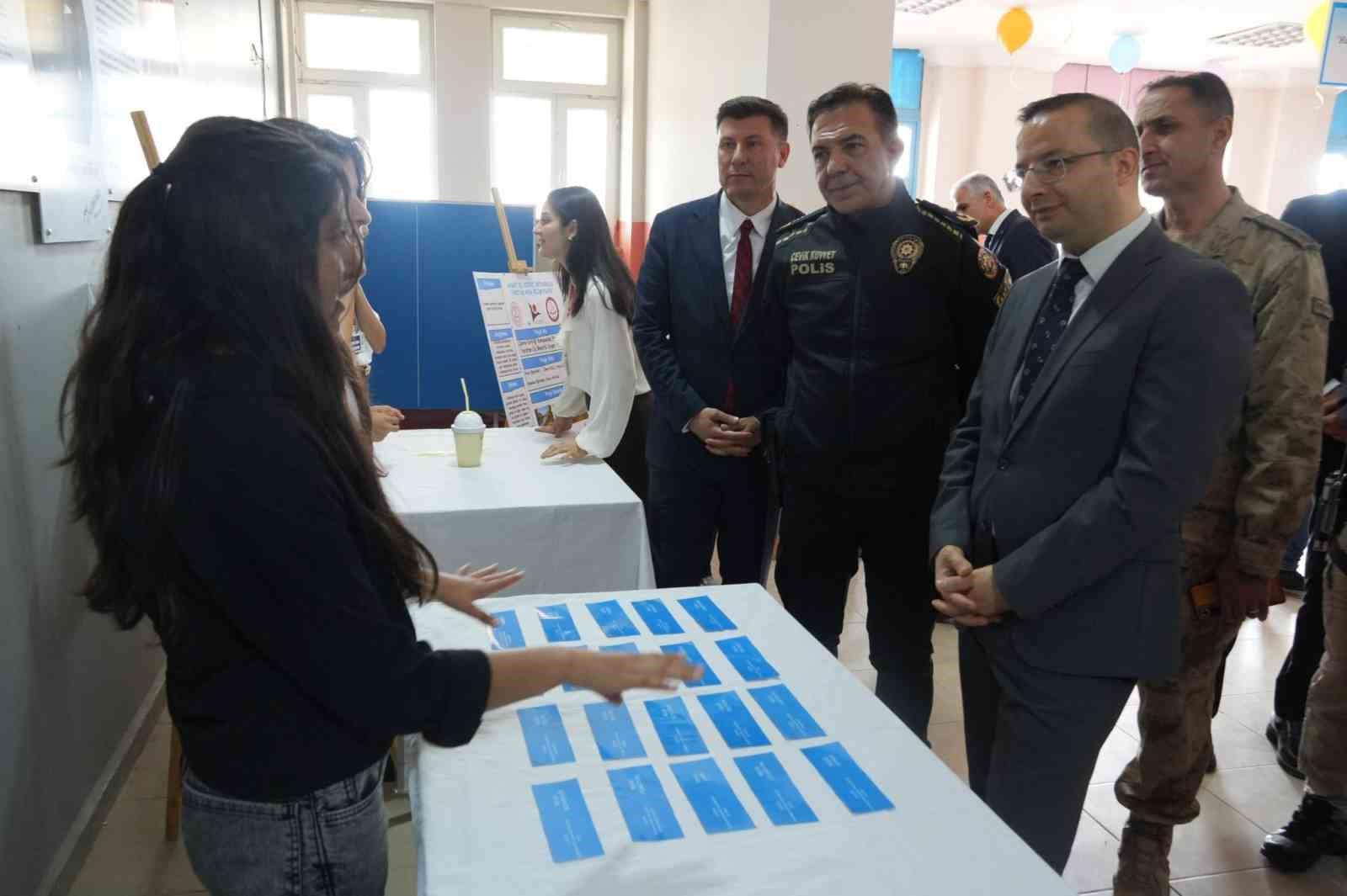 Cizre’de Bilim Fuarı yoğun ilgi gördü
