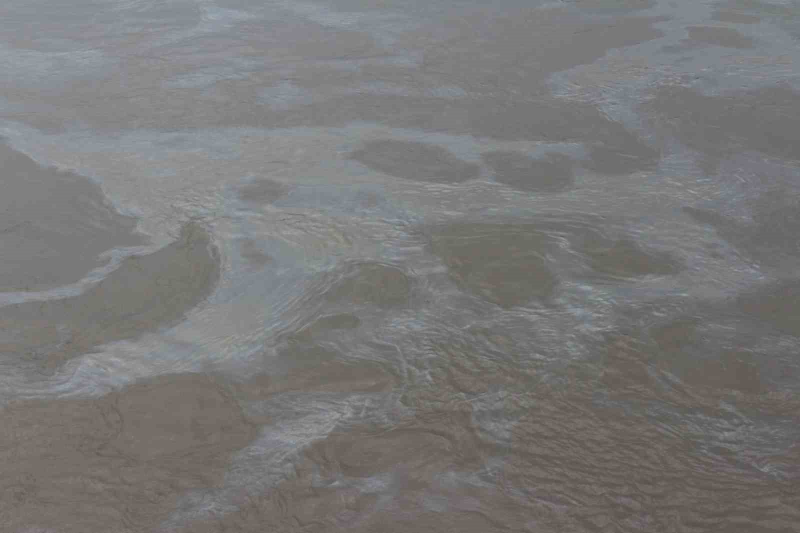Cizre’de boru hattındaki sızıntı nedeniyle petrol Dicle Nehrine karıştı, ekipler arızayı giderdi
