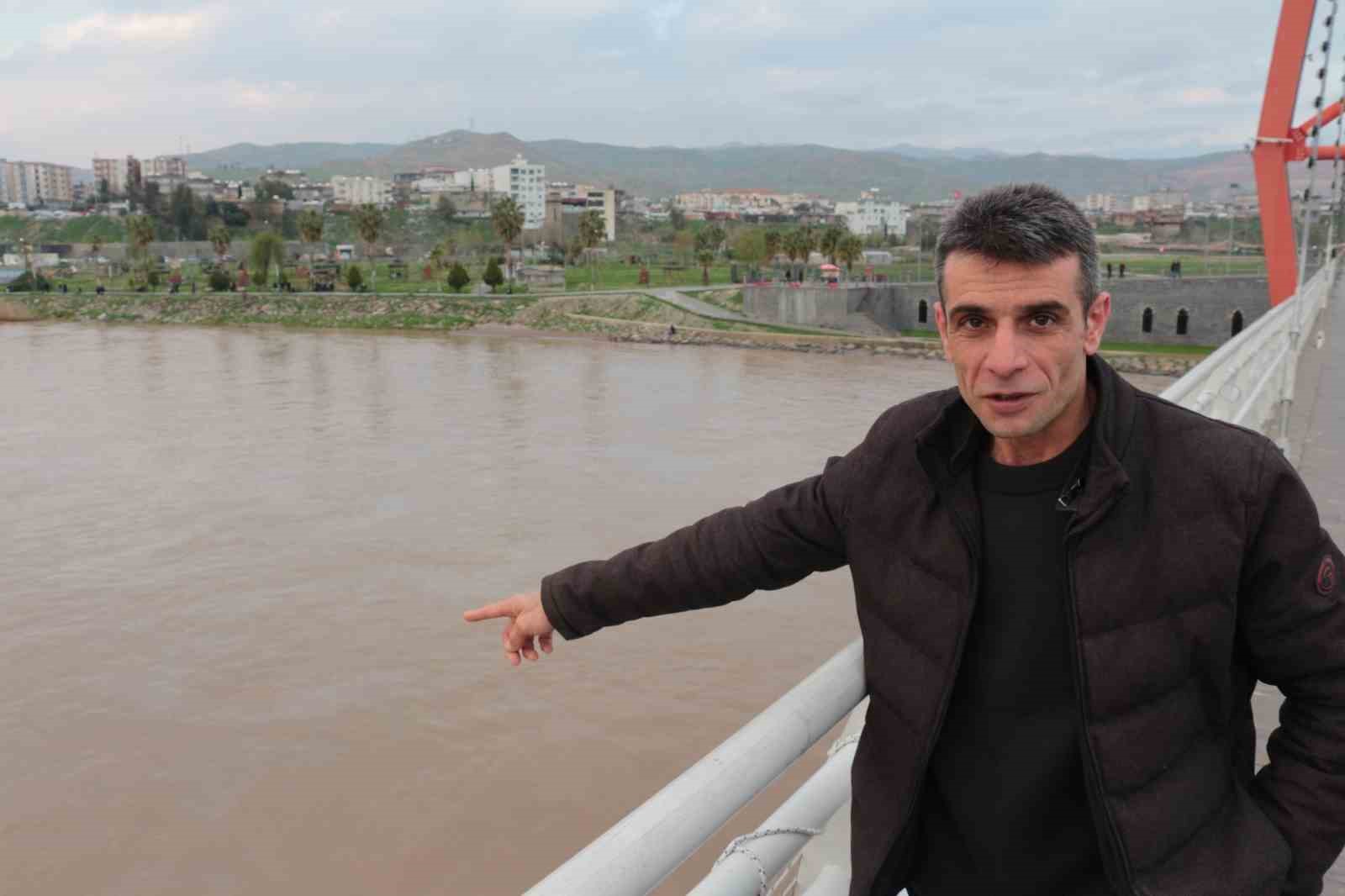 Cizre’de boru hattındaki sızıntı nedeniyle petrol Dicle Nehrine karıştı, ekipler arızayı giderdi
