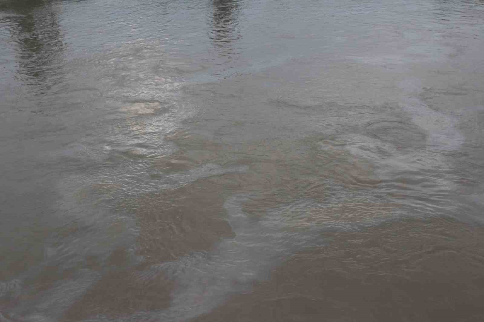 Cizre’de boru hattındaki sızıntı nedeniyle petrol Dicle Nehrine karıştı, ekipler arızayı giderdi
