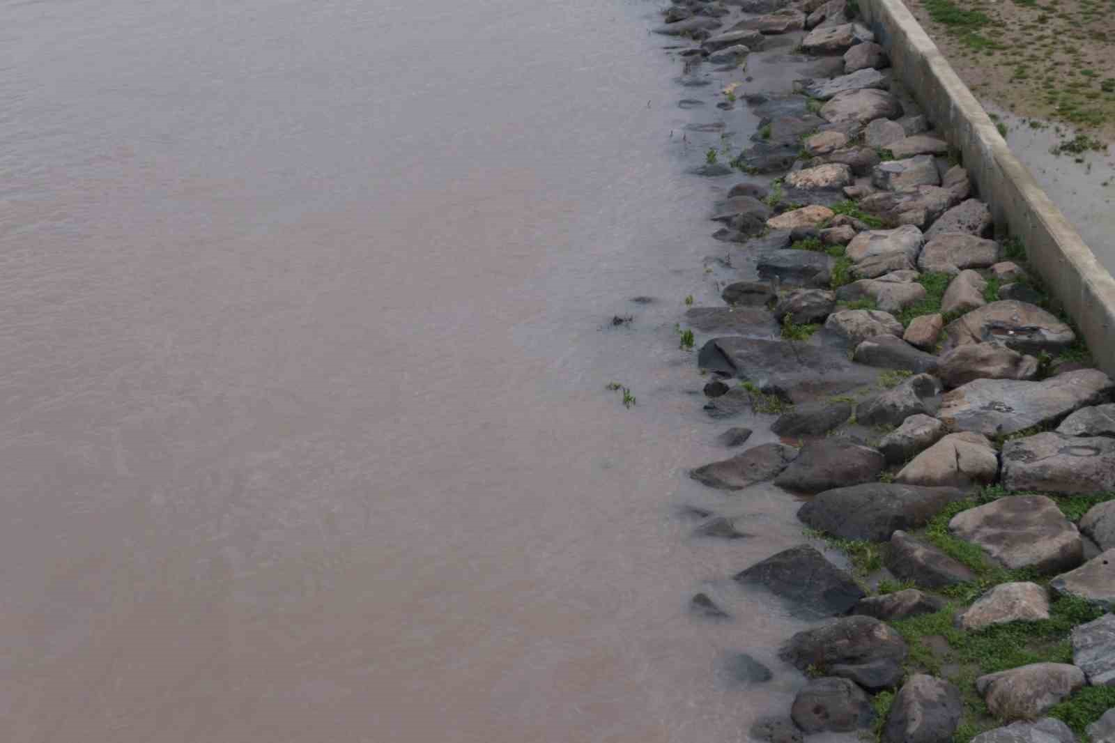 Cizre’de boru hattındaki sızıntı nedeniyle petrol Dicle Nehrine karıştı, ekipler arızayı giderdi
