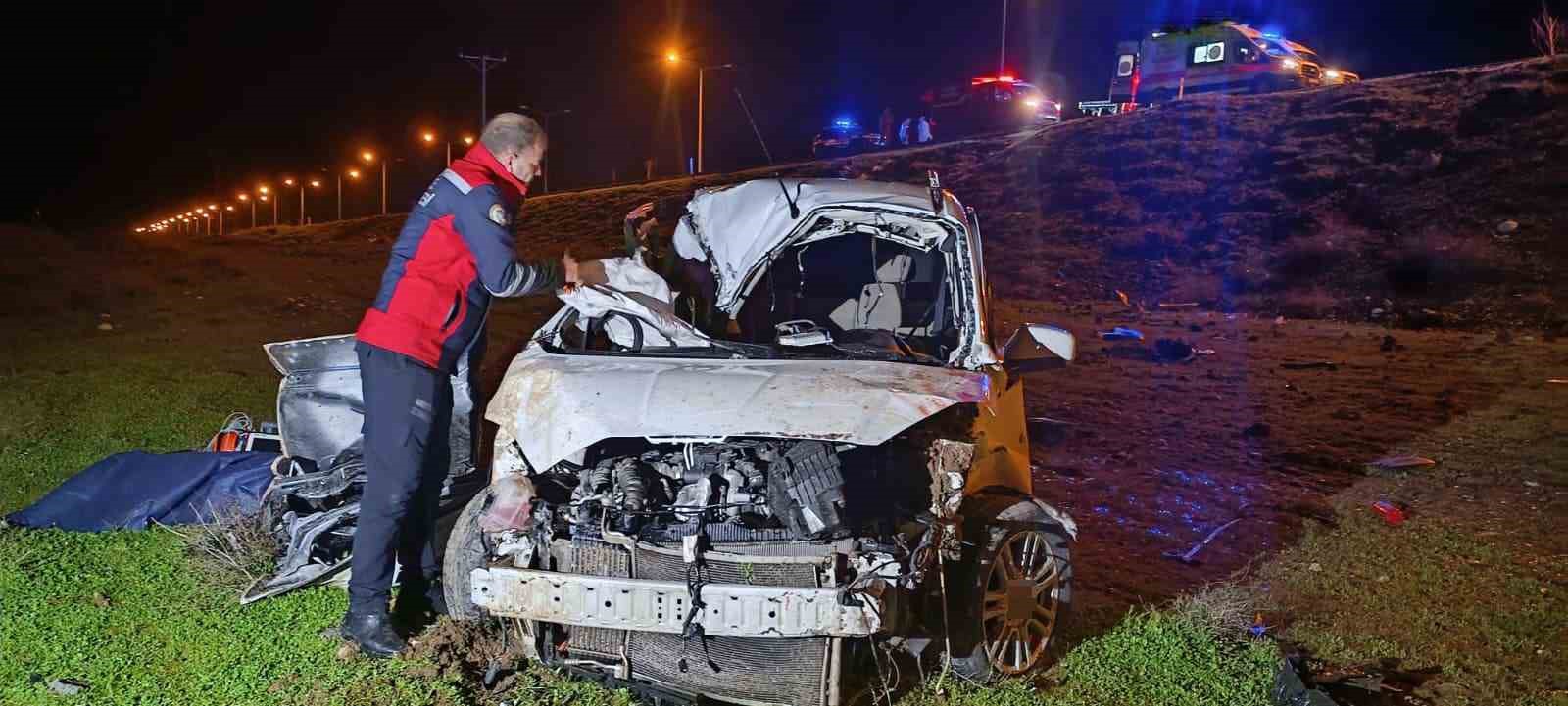 Cizre’de hafif ticari araç şarampole yuvarlandı: 1 ölü, 1 ağır yaralı
