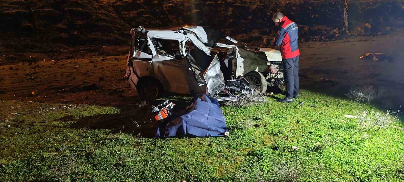 Cizre’de hafif ticari araç şarampole yuvarlandı: 1 ölü, 1 ağır yaralı
