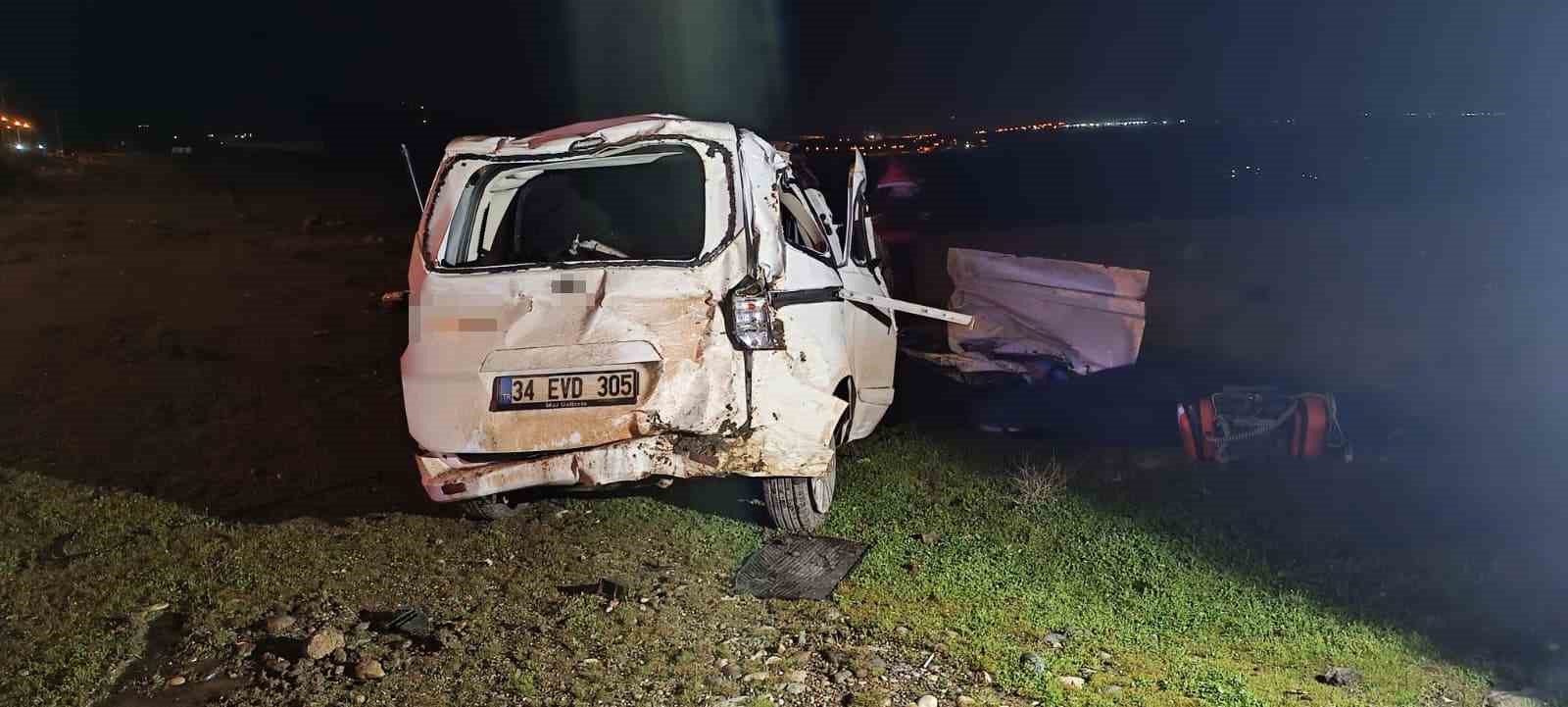 Cizre’de hafif ticari araç şarampole yuvarlandı: 1 ölü, 1 ağır yaralı
