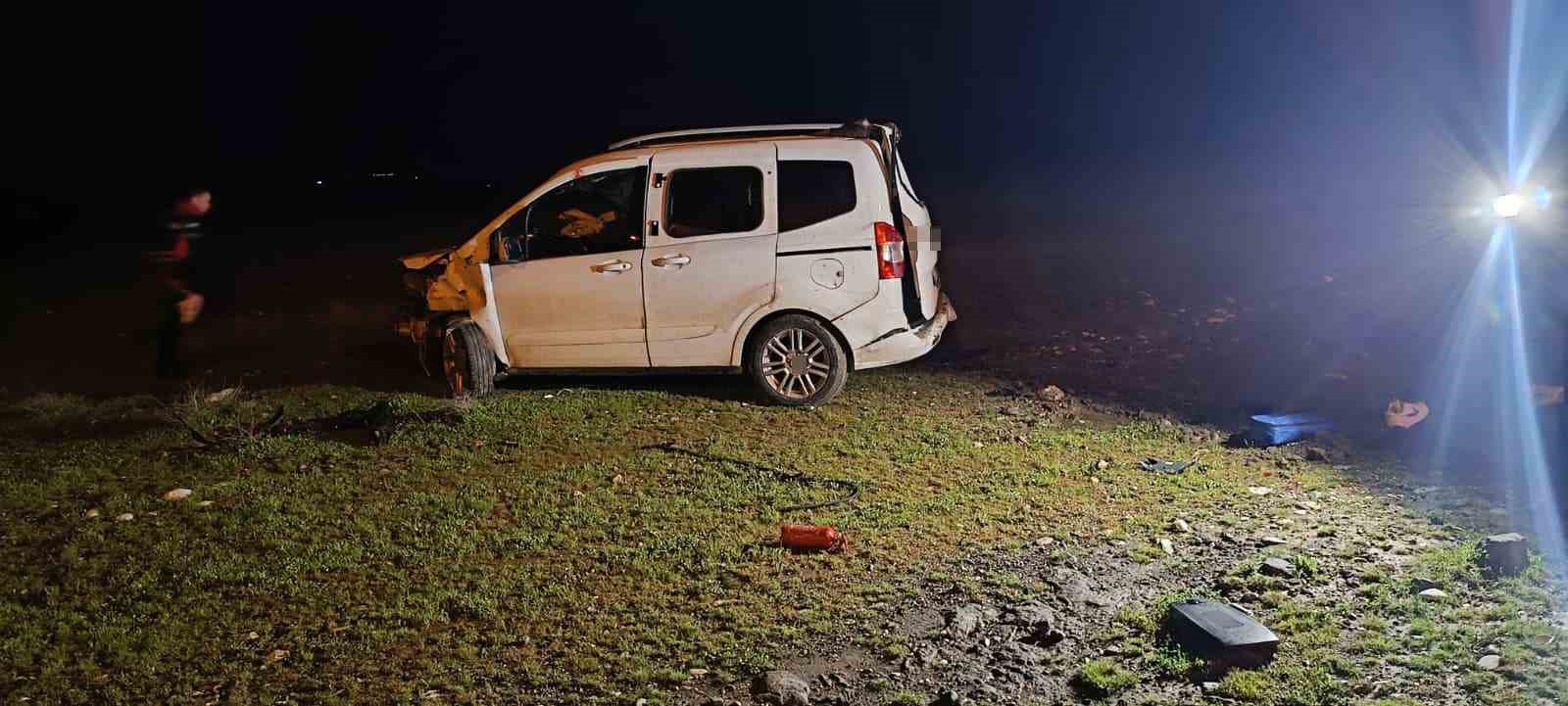 Cizre’de hafif ticari araç şarampole yuvarlandı: 1 ölü, 1 ağır yaralı
