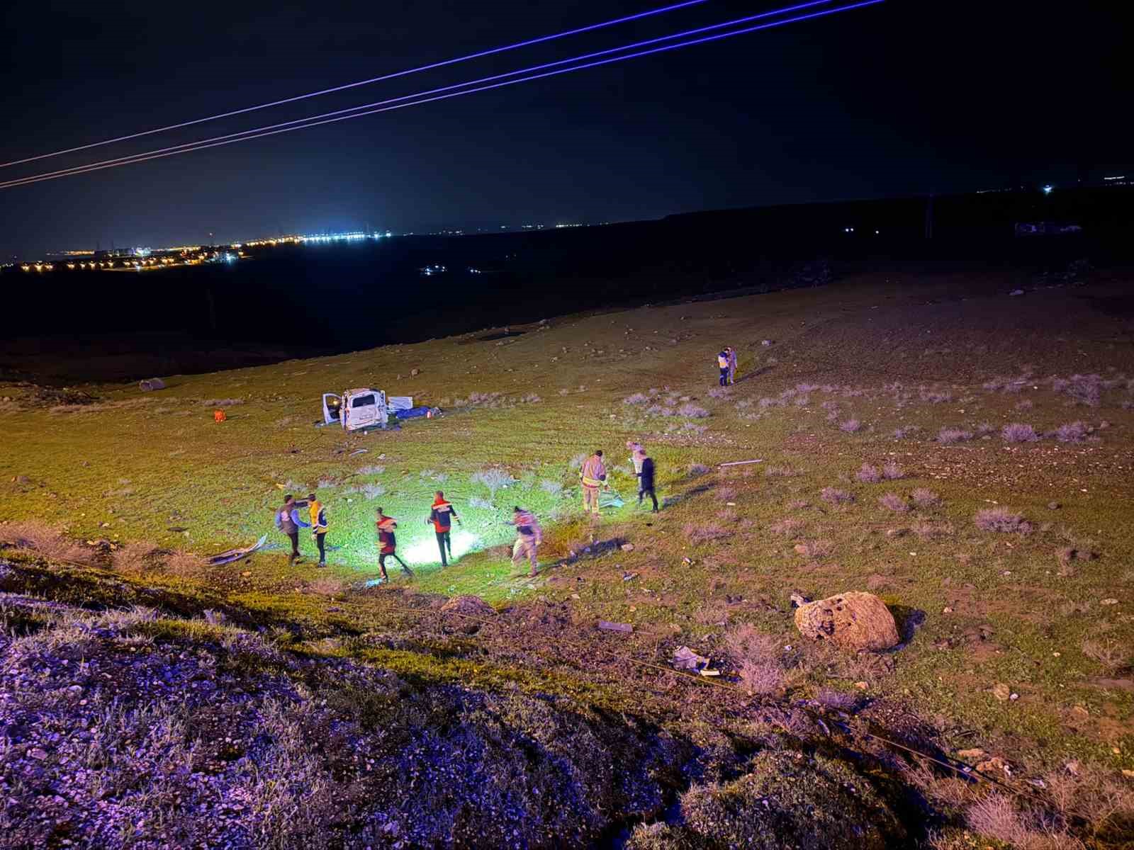 Cizre’de hafif ticari araç şarampole yuvarlandı: 1 ölü, 1 ağır yaralı
