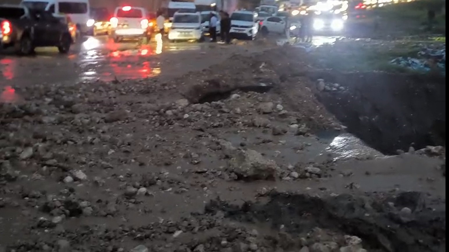 Cizre’de heyelan yolu kapattı, çok sayıda araç ve vatandaş mahsur kaldı
