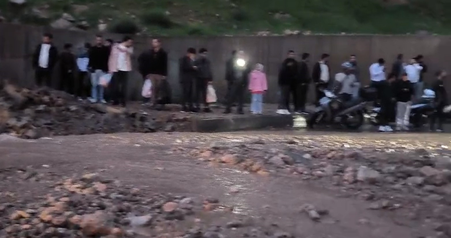 Cizre’de heyelan yolu kapattı, çok sayıda araç ve vatandaş mahsur kaldı
