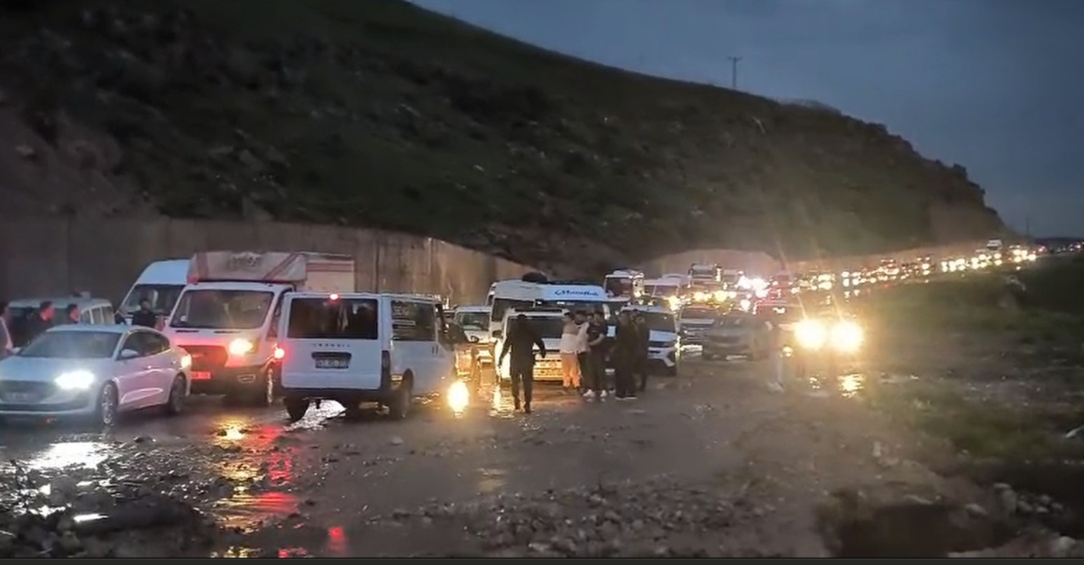 Cizre’de heyelan yolu kapattı, çok sayıda araç ve vatandaş mahsur kaldı
