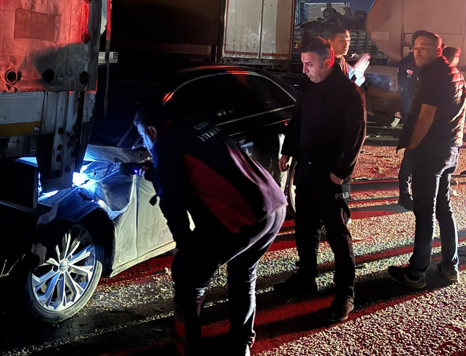 Cizre’de iki tır arasında sıkışan otomobil kağıt gibi ezildi: 1 yaralı
