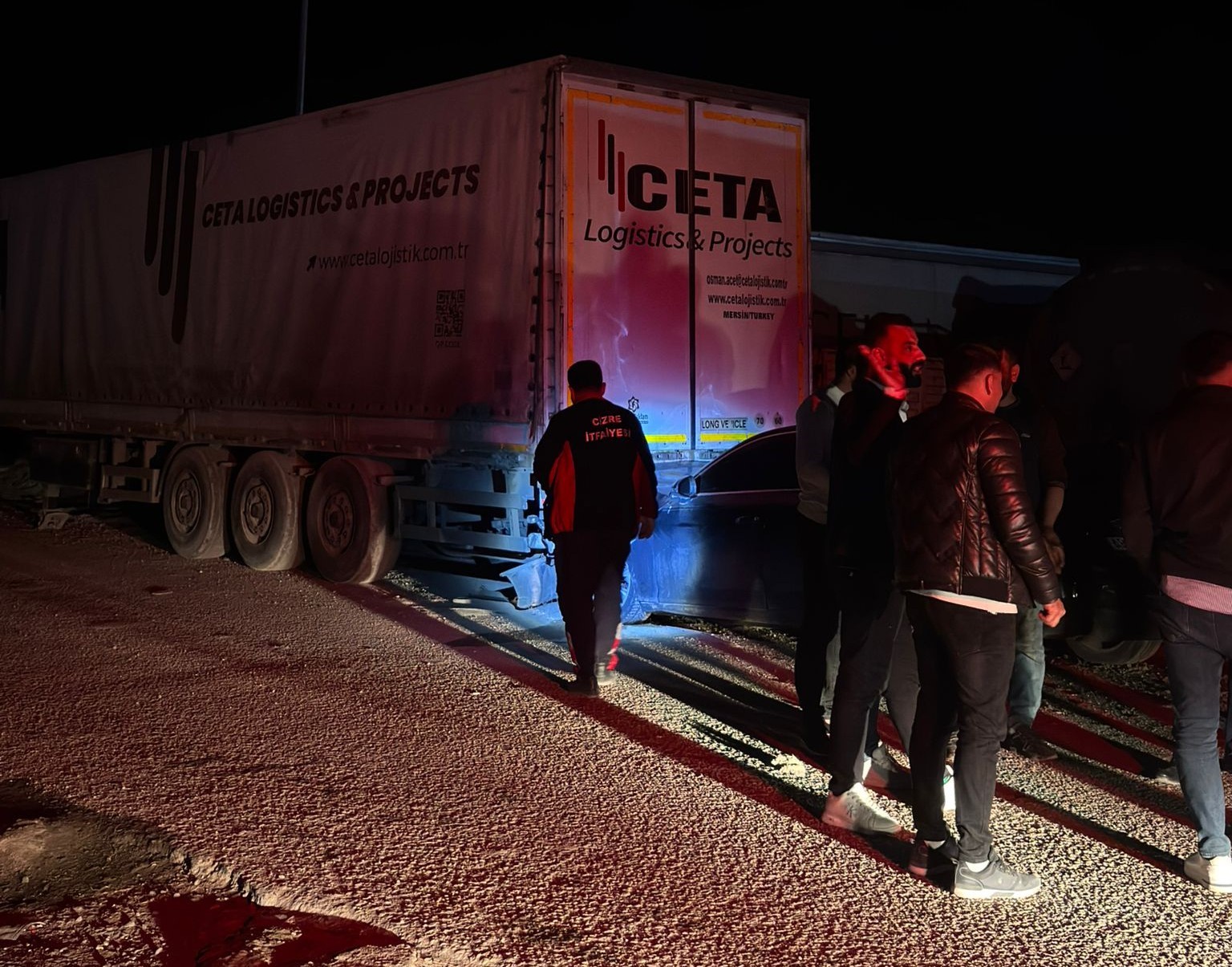 Cizre’de iki tır arasında sıkışan otomobil kağıt gibi ezildi: 1 yaralı
