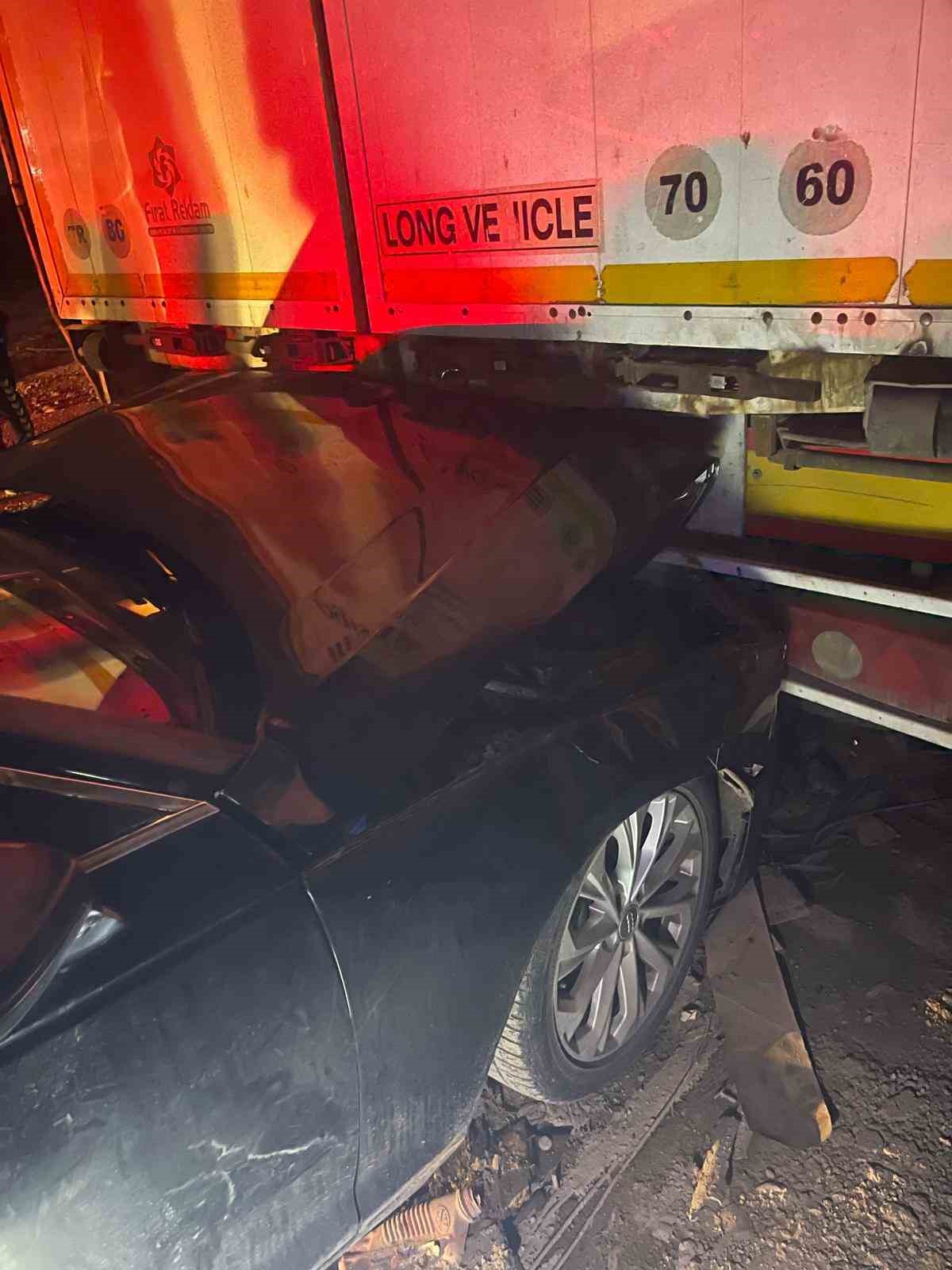 Cizre’de iki tır arasında sıkışan otomobil kağıt gibi ezildi: 1 yaralı
