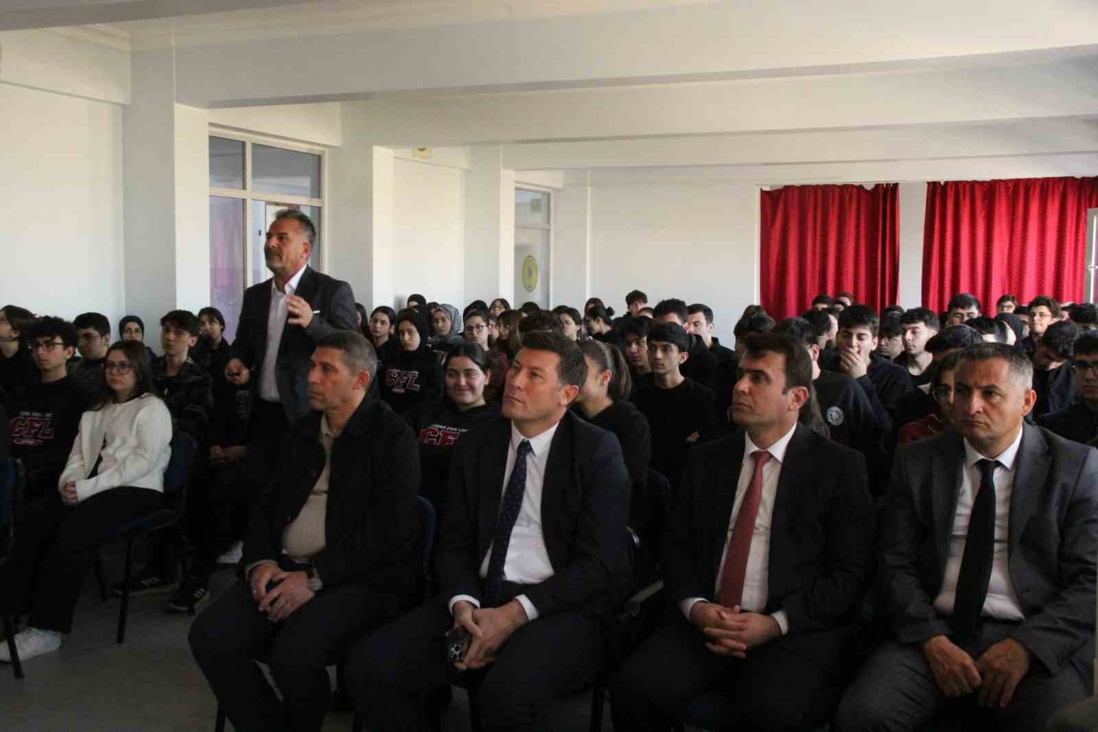 Cizre’de lise öğrencilerine yönelik YKS semineri düzenlendi
Cizre’de lise öğrencilerine yönelik YKS semineri düzenlendi