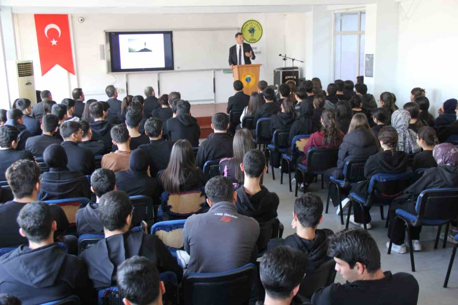 Cizre’de lise öğrencilerine yönelik YKS semineri düzenlendi
Cizre’de lise öğrencilerine yönelik YKS semineri düzenlendi