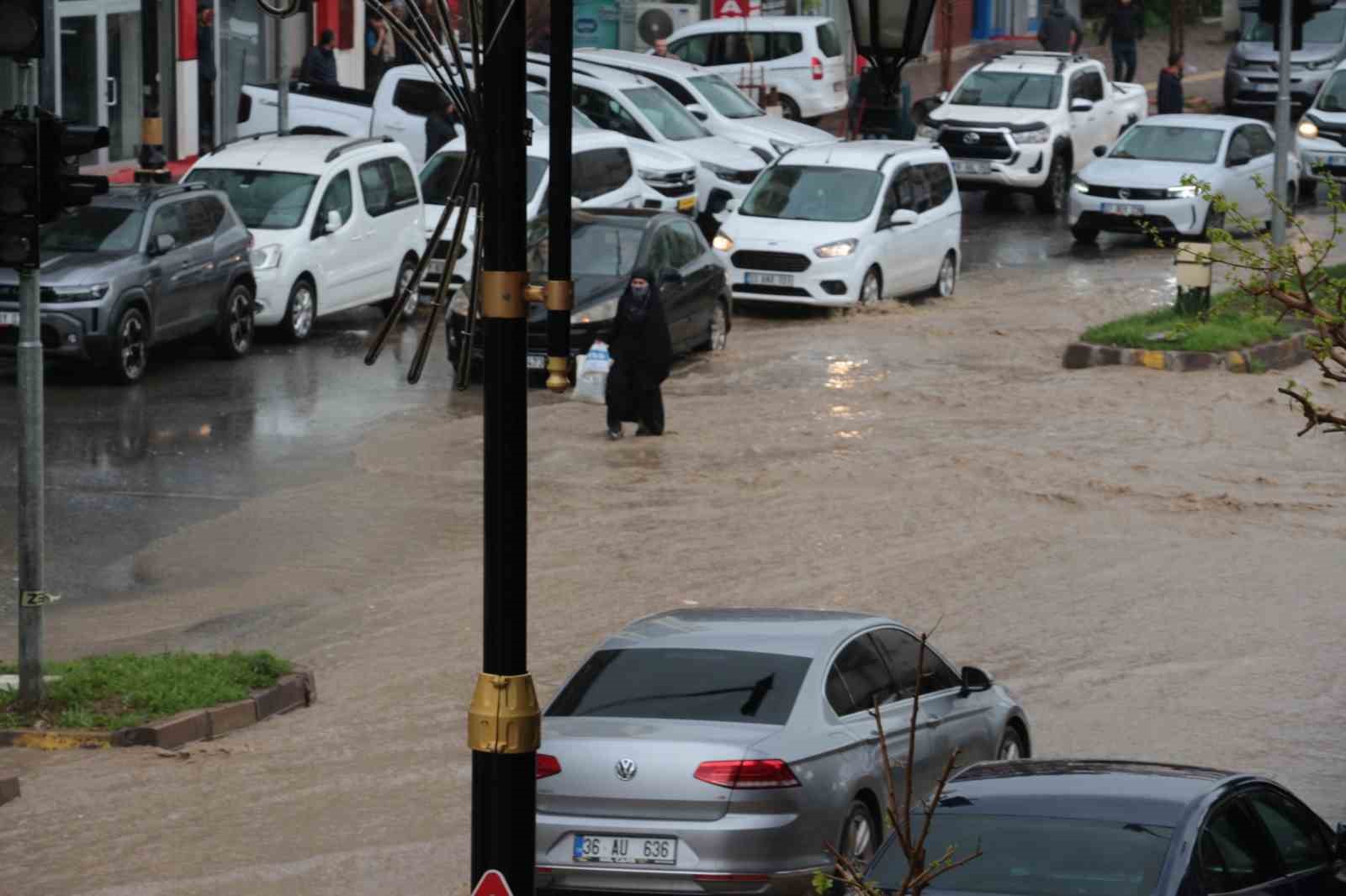 Cizre’de sağanak yağış cadde ve sokakları göle çevirdi
