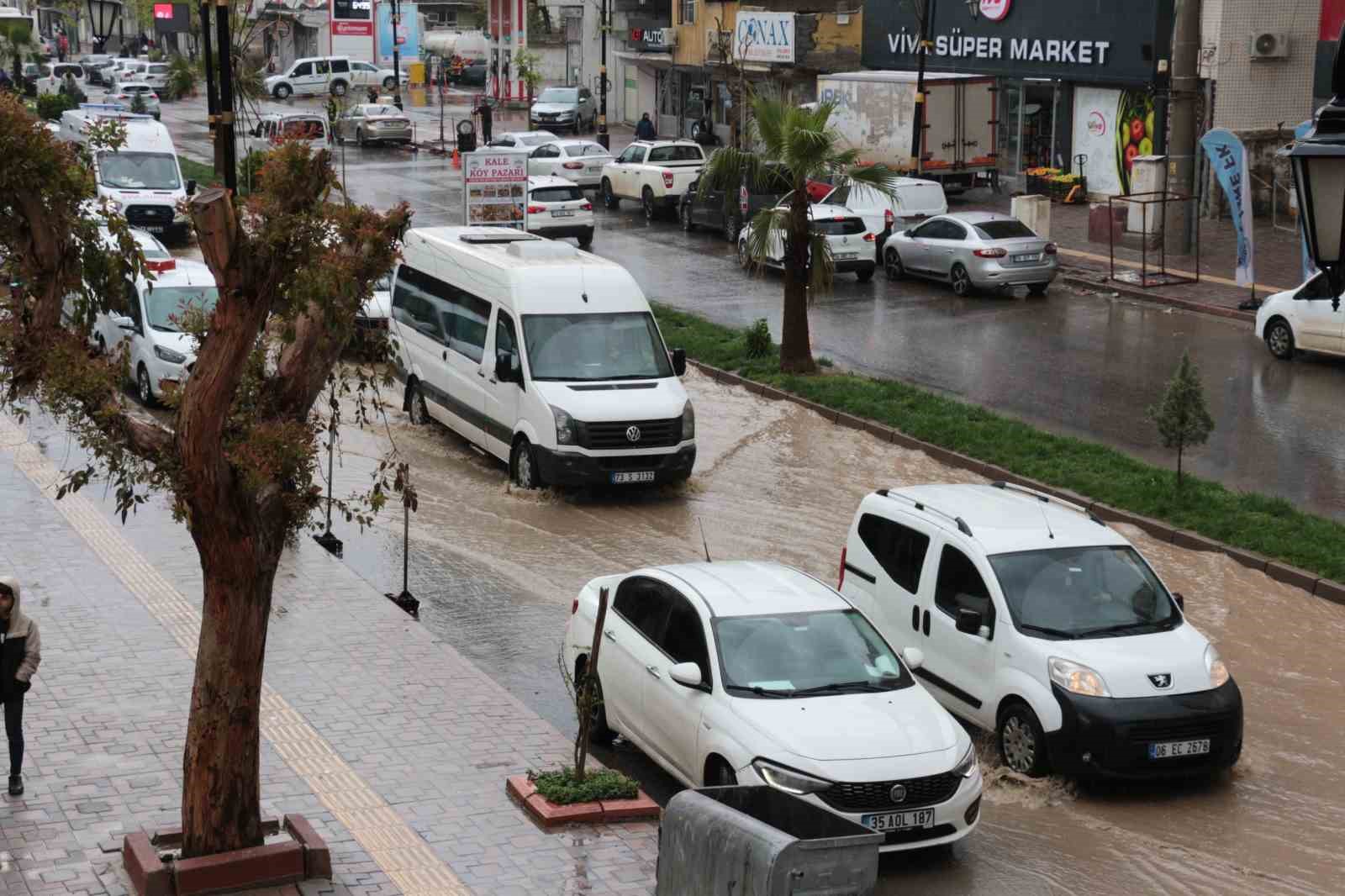 Cizre’de sağanak yağış cadde ve sokakları göle çevirdi
