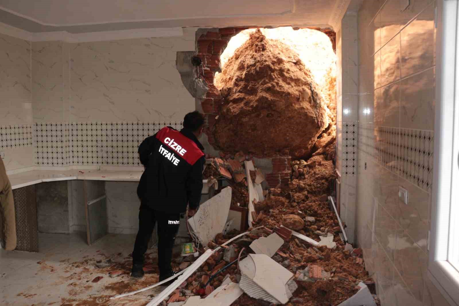 Cizre’de sağanak yağış heyelana neden oldu, dev kayalar evi yıktı
