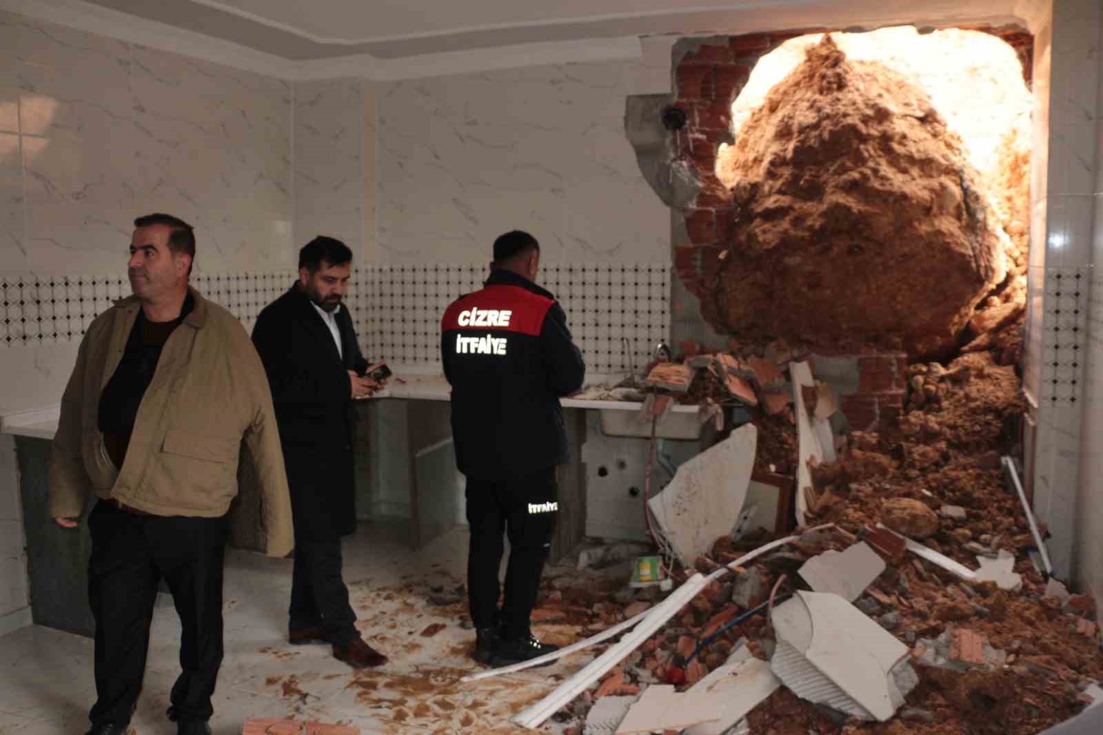 Cizre’de sağanak yağış heyelana neden oldu, dev kayalar evi yıktı
