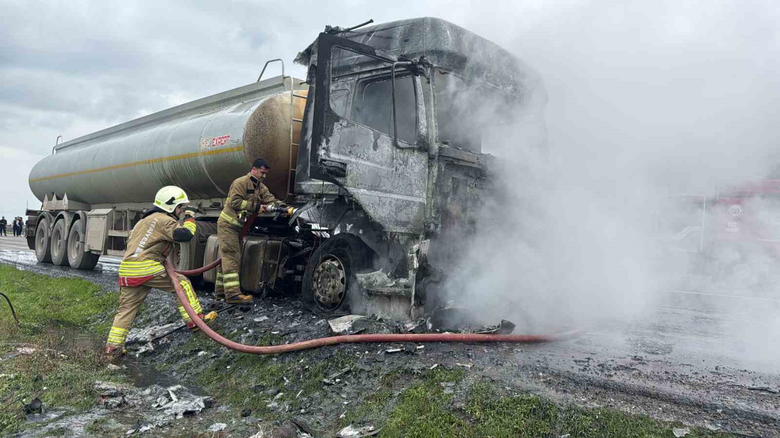 Cizre’de seyir halindeki tır alev topuna döndü
